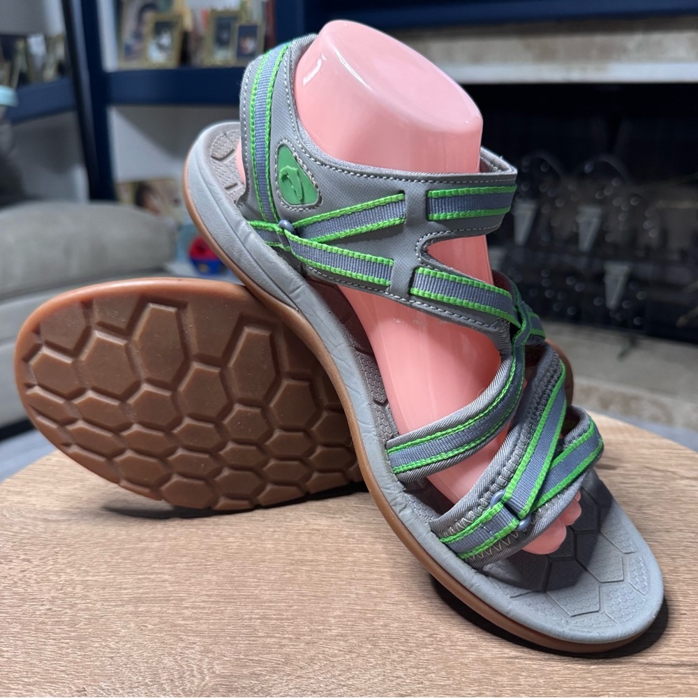 SIMMS Women’s Clearwater Sandals green gray and gum bottoms size 11 water hiking